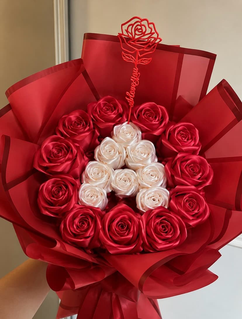 Букет од бордо и бели свилени ружи со украс „I love you“