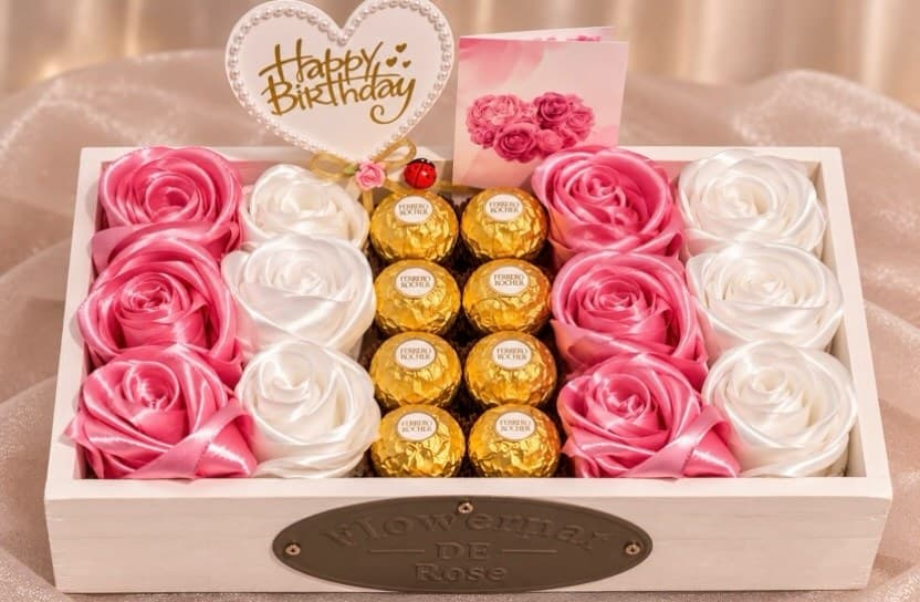 Кутија со розеви и бели свилени ружи и Ferrero Rocher